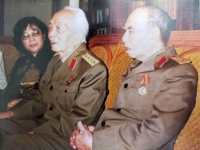 Đại tướng Võ Nguyên Giáp (trái) và Thượng tướng Hoàng Minh Thảo. Ảnh tư liệu/Báo Thanh Niên