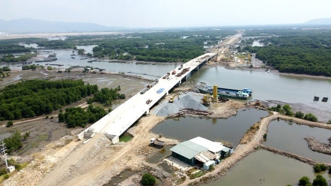 Công nhân và các kỹ sư đang chạy đua với thời gian để đưa tuyến đường 991B hoàn thành đúng kế hoạch. Ảnh: Báo Bà Rịa - Vũng Tàu