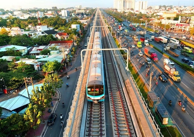 Tuyến đường sắt Metro số 1 TP. HCM dự kiến sẽ hoàn thành trong năm 2024. Ảnh: Trung Dung