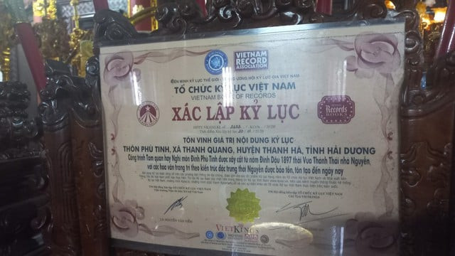 Tổ chức Kỷ lục Việt Nam đã xác lập kỷ lục nghi môn đình Phù Tinh với các hoa văn trang trí theo kiến trúc đặc trưng thời Nguyễn được bảo tồn, tôn tạo đến ngày nay. Ảnh: Thanh Niên