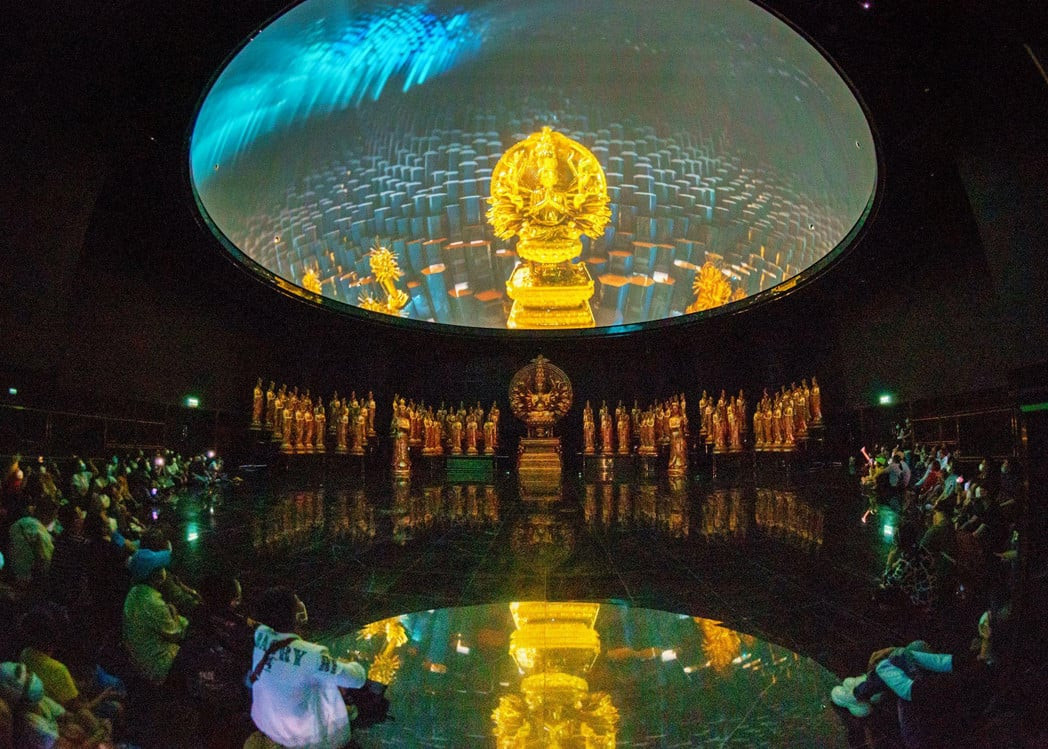 Xem phim 3D mapping tại khu triển lãm Phật giáo trên đỉnh núi Bà Đen. Ảnh: Sun World Ba Den Mountain
