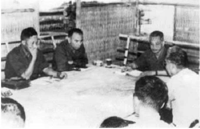 Tư lệnh Hoàng Minh Thảo (thứ 2, từ trái sang) cùng các đồng chí trong Bộ chỉ huy Chiến dịch Tây Nguyên. Ảnh tư liệu/Báo QĐND