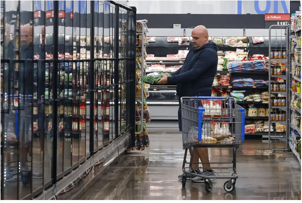 Walmart đang mở rộng gian hàng thực phẩm nhằm thúc đẩy doanh số. Ảnh: Adam Davis / EPA/ Shutterstock