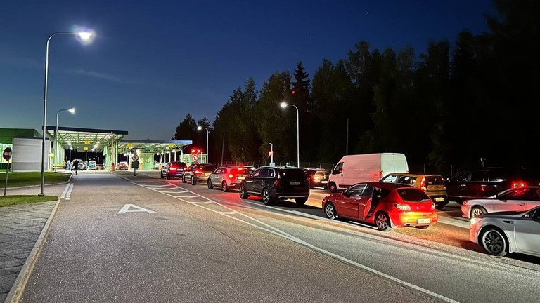 Ô tô từ Nga xếp hàng vào Phần Lan từ Nga tại trạm kiểm soát Brusnichnoye, Nga. Ảnh: Sputnik 