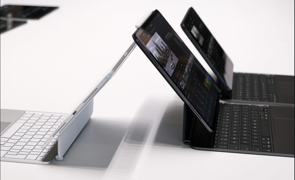 Cổng USB-C hỗ trợ Thunderbolt 4 trên iPad Pro và hệ thống 4 loa stereo cho chất âm rất tốt tương tự phiên bản 2022. Máy sử dụng pin Li-Po với dung lượng 31,29 Wh trên bản 11 inch và 38,99 Wh trên bản 13 inch.