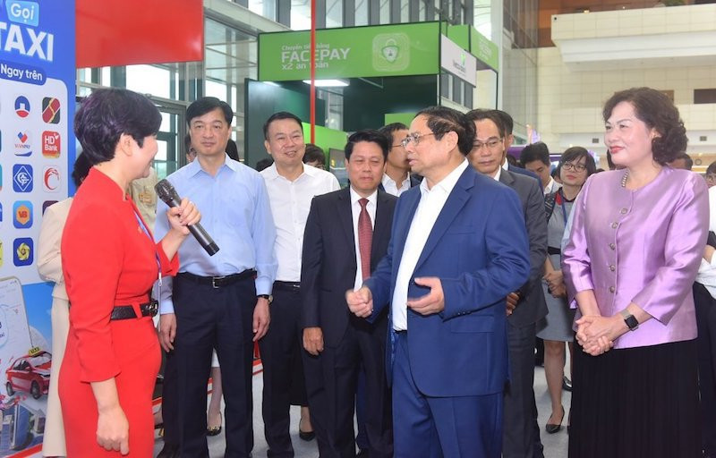 Thủ tướng Phạm Minh Chính, Thống đốc NHNN Nguyễn Thị Hồng cùng các đại biểu thăm các gian trưng bày, giới thiệu các sản phẩm, dịch vụ, công nghệ mới nhất của các ngân hàng, trung gian thanh toán, doanh nghiệp công nghệ