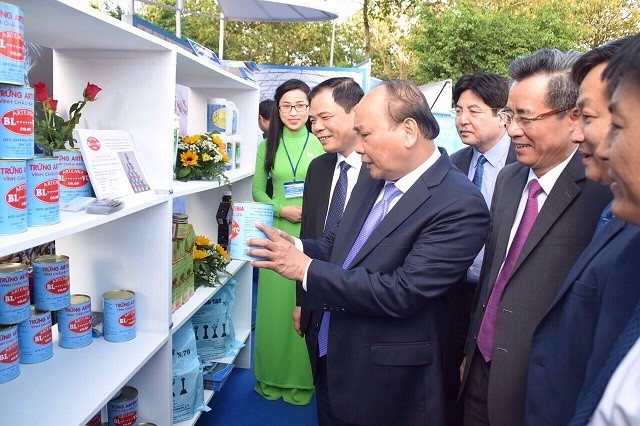 Thủ tướng Chính phủ Nguyễn Xuân Phúc tham quan gian hàng trưng bày sản phẩm trứng Artemia của HTX Artemia Vĩnh Châu (Nguồn: VnBussiness)