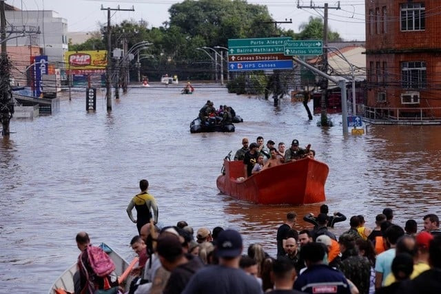 Người dân được cứu sau lũ lụt ở Canoas, bang Rio Grande do Sul (Brazil). Ảnh: Reuters