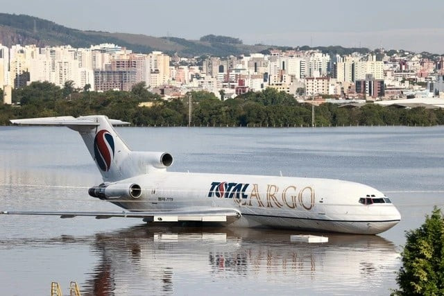 Một chiếc máy bay chìm trong nước tại sân bay ở Porto Alegre (Rio Grande do Sul) Brazil ngày 6/5/2024. Ảnh: Reuters