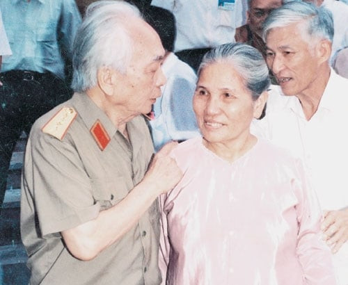 Đại tướng Võ Nguyên Giáp và bà Hà Thị Quế tại huyện Hiệp Hòa, tỉnh Bắc Giang (năm 1995). Ảnh do gia đình nhân vật cung cấp/Báo QĐND