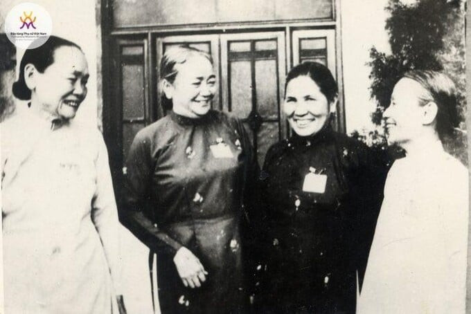 Từ trái sang phải: bà Nguyễn Thị Thập, bà Nguyễn Thị Định, bà Hà Thị Quế và bà Lê Thị Xuyến tại Đại hội Phụ nữ toàn quốc lần thứ V, năm 1982. Ảnh: Bảo tàng Phụ nữ Việt Nam