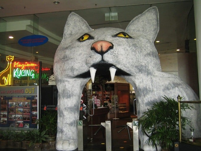 Cổng vào bảo tàng gây ấn tượng với hình ảnh chú mèo khổng lồ (Ảnh: Creative Commons)