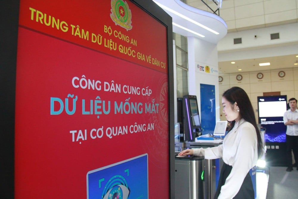 Công dân cung cấp dữ liệu mống mắt tại cơ quan công an. Ảnh: Trọng Phú