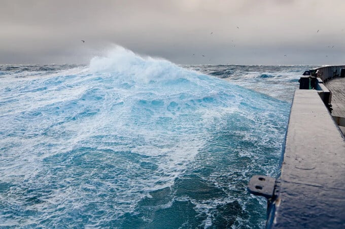 Với chiều rộng khoảng 800km và dài 1.000km, độ sâu lên đến 6.000m, Drake Passage là eo biển nguy hiểm nhất thế giới (Ảnh: IFL Science)