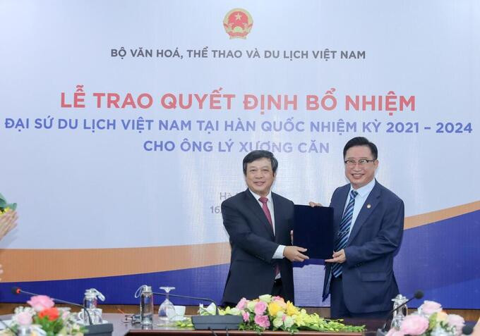 Thứ trưởng Bộ VHTT&DL Đoàn Văn Việt trao quyết định bổ nhiệm Đại sứ Du lịch Việt Nam tại Hàn Quốc nhiệm kỳ 2021-2024 cho ông Lý Xương Căn (bên phải). Ảnh: Lao động