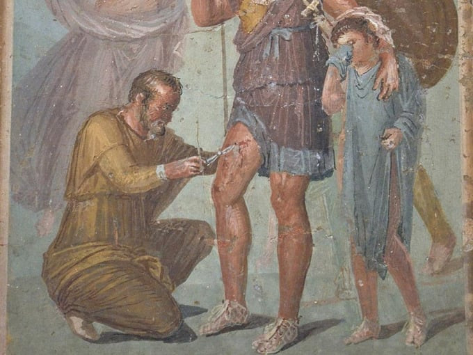 Một bức bích họa La Mã mô tả một mũi tên được lấy ra khỏi đùi (Ảnh của Carole Raddato)
