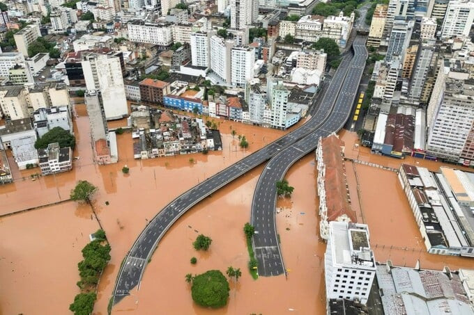Đường phố Porto Alegre ngập trong nước lũ. Ảnh: Reuters