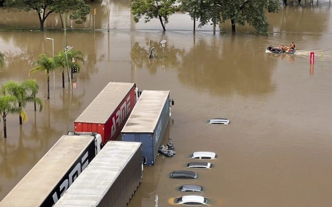 Những con đường ngập nước tại khu phố Sarandi ở Porto Alegre, bang Rio Grande do Sul (Brazil). Ảnh: AFP