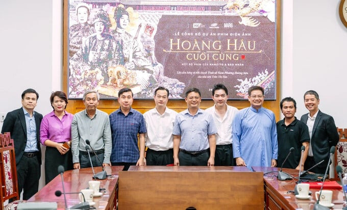 Ê-kíp đoàn phim tổ chức buổi giới thiệu dự án với UBND tỉnh Thừa Thiên Huế ( Ảnh: Internet)