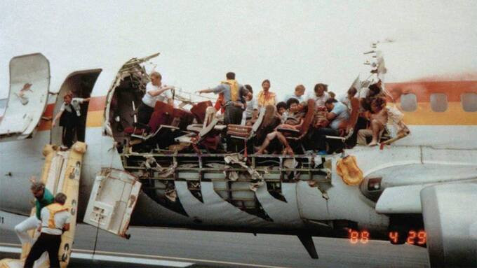 Cảnh tượng kinh hoàng chiếc máy bay mất nóc khi hạ cánh xuống sân bay Honolulu. Ảnh: airwaysmag