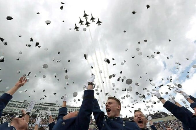 Học viên sỹ quan tại Học viện Không quân Mỹ trong lễ tốt nghiệp. Ảnh: Reuters