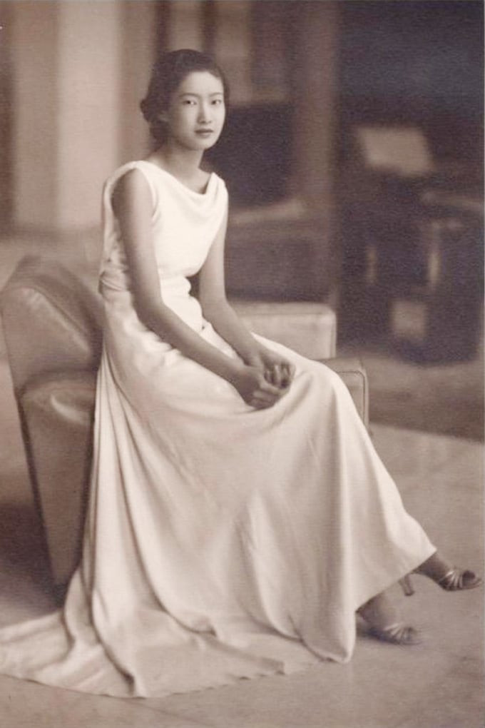Bức ảnh Nam Phương hoàng hậu diện bộ váy trắng thuở đôi mươi, từng được đăng trên tuần báo Pháp - L'Illustration năm 1934 (Ảnh: Sưu tầm Internet)