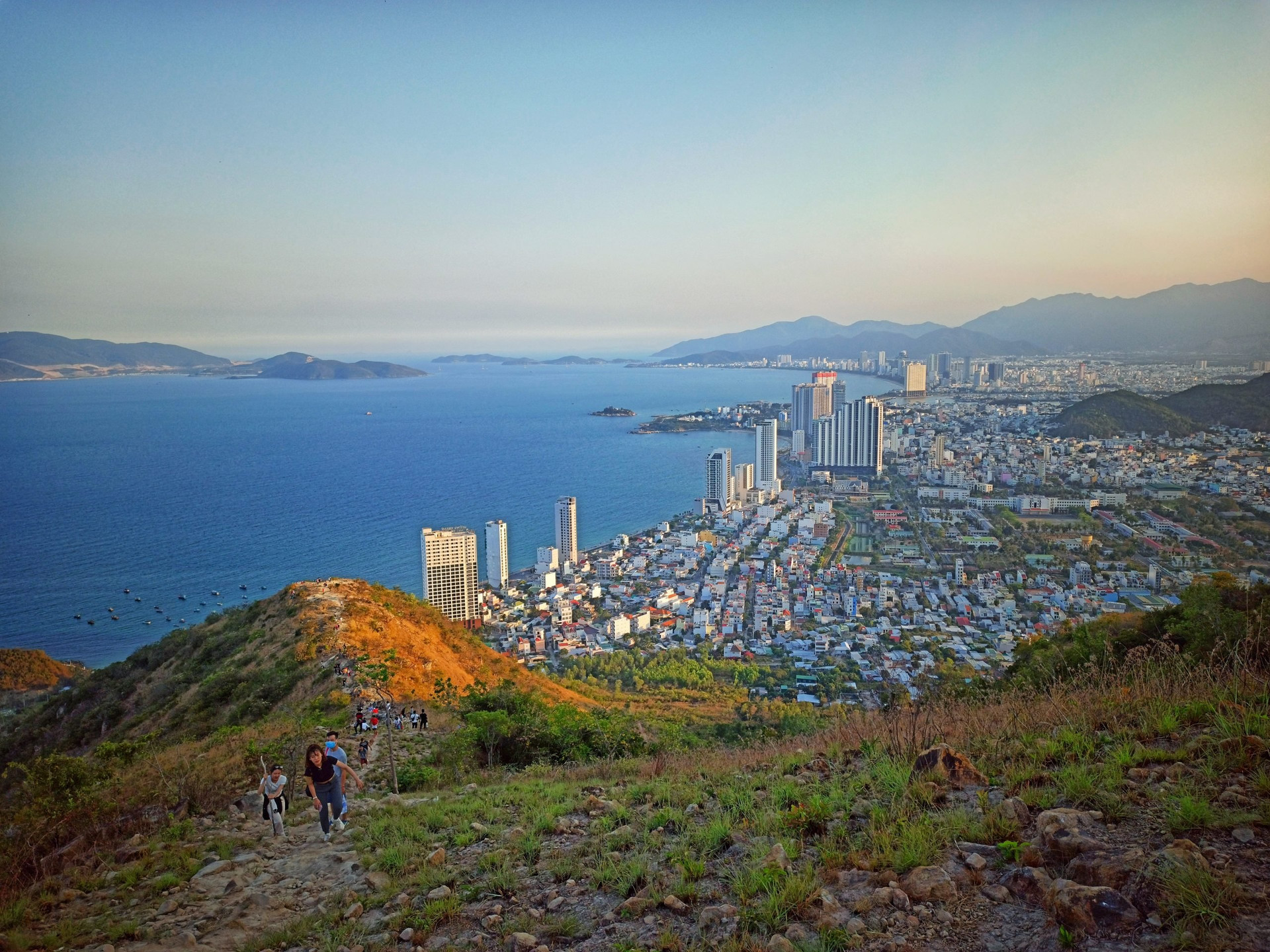 Một góc thành phố Nha Trang nhìn từ núi Cô Tiên. Ảnh: Phạm Huy Khang/Báo Sài Gòn Tiếp Thị