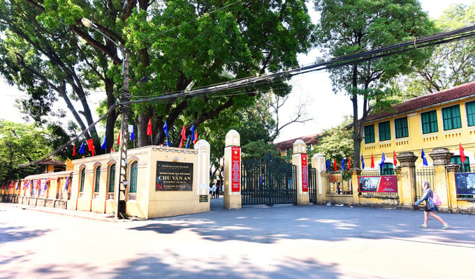 Trường trung học phổ thông Chu Văn An (trường Bưởi hay trường Chu), là một cơ sở giáo dục công lập tọa lạc tại thủ đô Hà Nội (Ảnh: VnExpress)