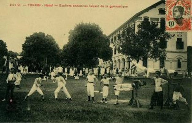 Trong những năm 1940 của thế kỷ XX, học sinh trường Bưởi tiếp tục duy trì truyền thống bằng cách tham gia vào các phong trào ủng hộ Việt Minh trong giai đoạn đầu tiên (Ảnh: VTV)