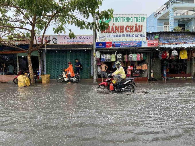 Tình trạng ngập lụt sau cơn mưa ngày 5/5 vừa qua. Ảnh: Báo Lao Động