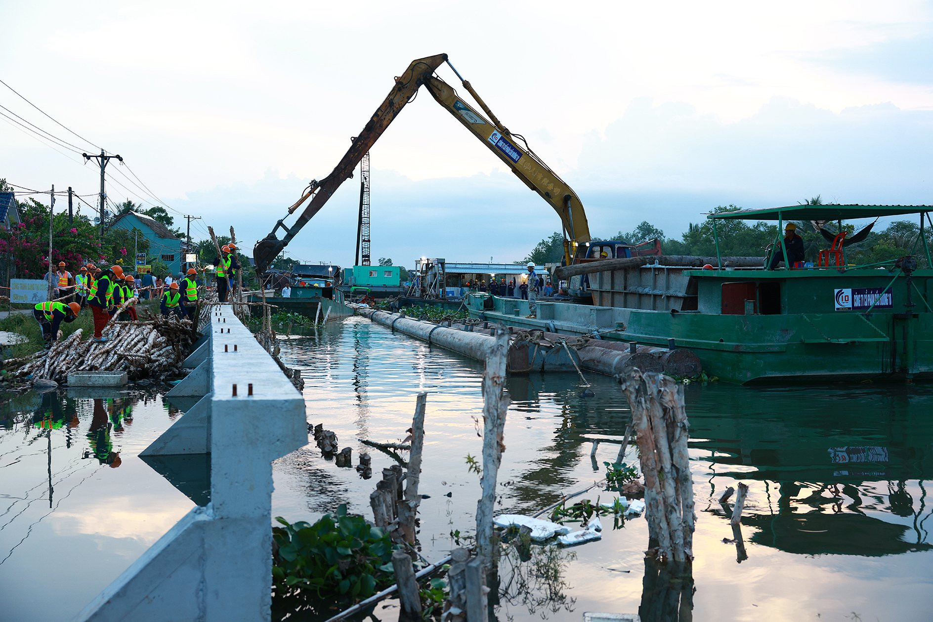 Thủ tướng khảo sát dự án cao tốc Châu Đốc-Cần Thơ-Sóc Trăng và công tác ứng phó sạt lở tại Cần Thơ- Ảnh 8.