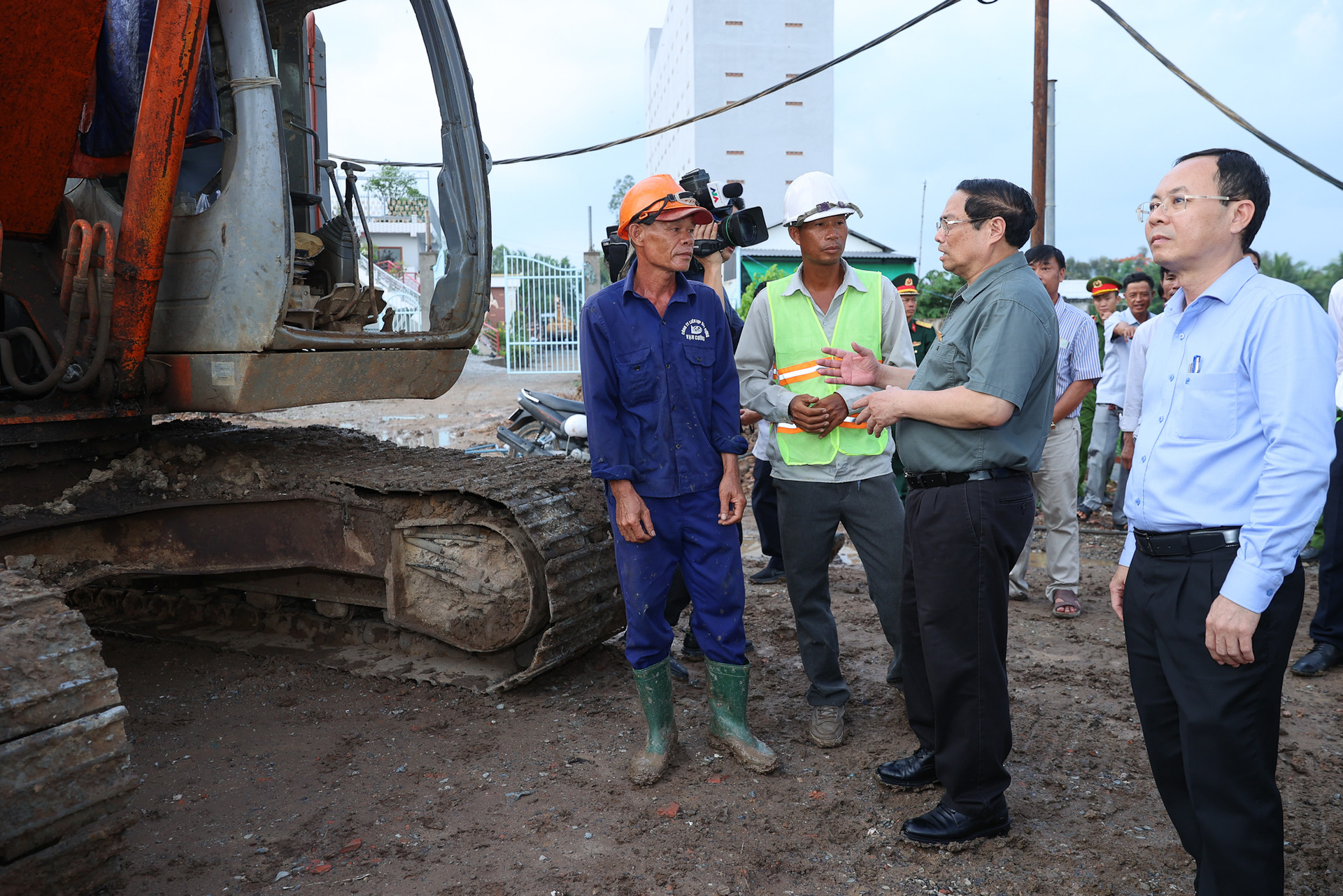 Thủ tướng khảo sát dự án cao tốc Châu Đốc-Cần Thơ-Sóc Trăng và công tác ứng phó sạt lở tại Cần Thơ- Ảnh 3.