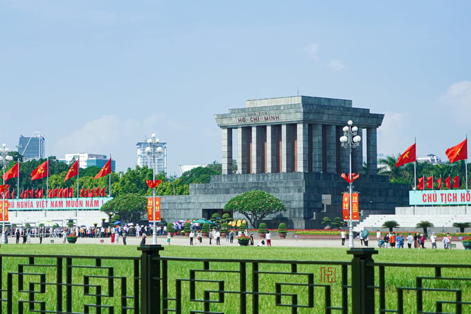 Đường Hùng Vương chạy qua quảng trường Ba Đình và Lăng Bác