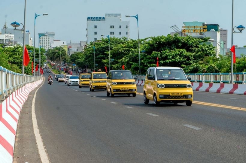 Taxi điện mini đầu tiên tại Việt Nam chính thức 'lăn bánh', giá cước chỉ 8.000 đồng/km