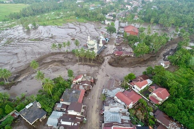 Khu vực bị thiệt hại sau lũ quét và dòng dung nham lạnh từ núi lửa ở Tanah Datar, West Sumatra. Ảnh: AFP