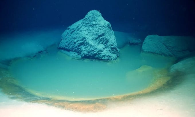 Một “hồ tử thần” nhỏ được chụp từ xa ở Vịnh Aqaba (Anh: Mirror)