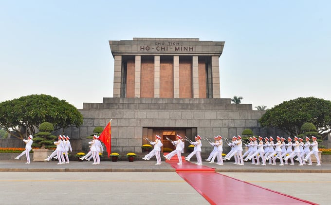 Đoàn tiêu binh di chuyển qua cửa Lăng Chủ tịch Hồ Chí Minh. Ảnh: Đình Huy/Báo Thanh Niên
