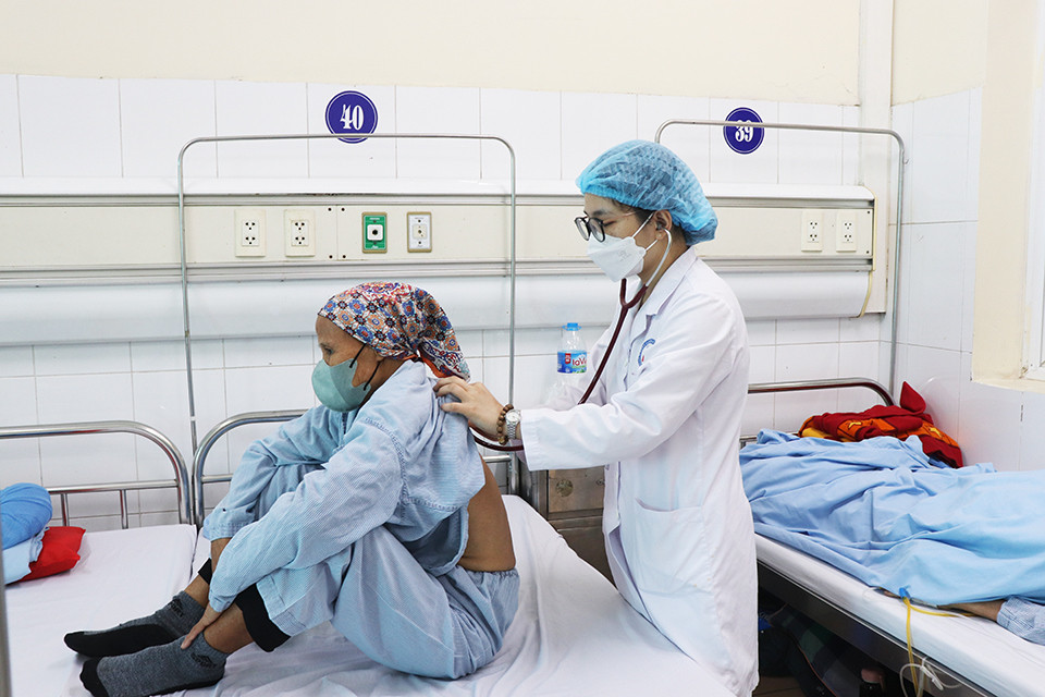 Khám bệnh cho bệnh nhân tại Bệnh viện Phổi Hà Nội.