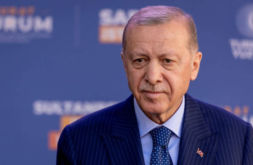 Tổng thống Thổ Nhĩ Kỳ Tayyip Erdogan phát biểu trước những người ủng hộ ông chuẩn bị cho cuộc bầu cử địa phương ở Istanbul, ngày 29/3. Ảnh: Reuters