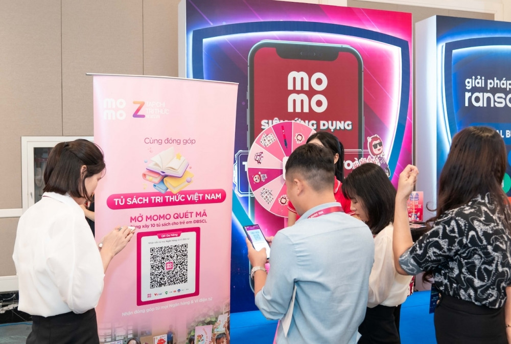 Khách tham dự trải nghiệm app MoMo. Ảnh: Báo Sài Gòn Giải Phóng