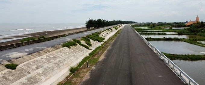 Tuyến đường bộ ven biển qua địa bàn xã Hải Đông (huyện Hải Hậu, Nam Định) cơ bản hoàn thiện. Ảnh: Báo Nam Định