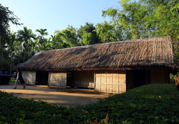 Ngôi nhà tranh bên trong Khu di tích Kim Liên gắn liền với tuổi thơ của Chủ tịch Hồ Chí Minh (Ảnh: Hữu Khoa)