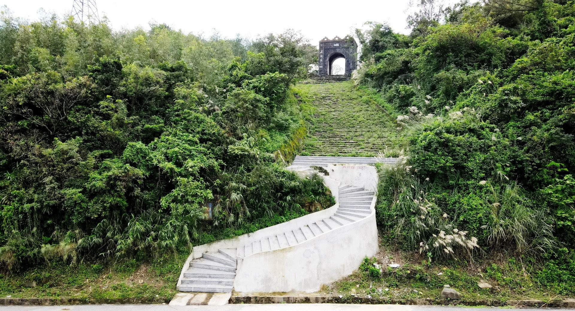 Bậc thang lên xuống nối đường lớn được tu bổ, giúp cho việc tham quan của du khách được thuận tiện hơn. Ảnh: Báo Đại Đoàn Kết