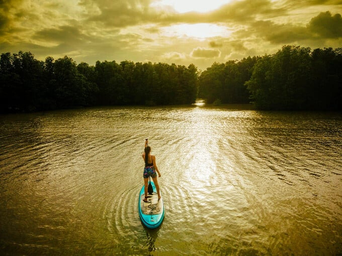 Đến đây, du khách sẽ được tận hưởng cảnh sắc thiên nhiên hoang dã, đẹp như tranh vẽ của vùng sông nước, trời mây (Ảnh: Internet)