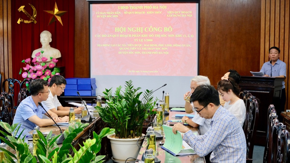 Đại diện Sở Quy hoạch - Kiến trúc Hà Nội công bố các quyết định phê duyệt 3 đồ án Quy hoạch phân khu đô thị Sóc Sơn (khu 1, khu 2, khu 4).