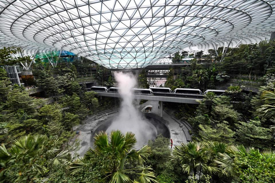 Bên trong Sân bay quốc tế Changi của Singapore. Ảnh: CNN