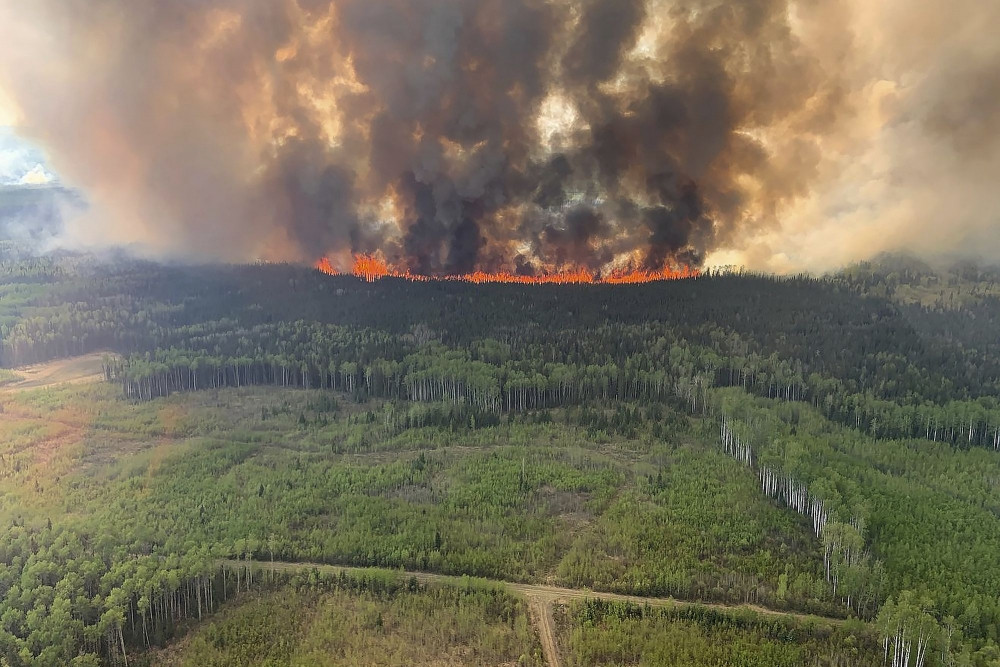 Cháy rừng ở Canada làm hàng nghìn người phải sơ tán, khói đen bao phủ biên giới nước Mỹ