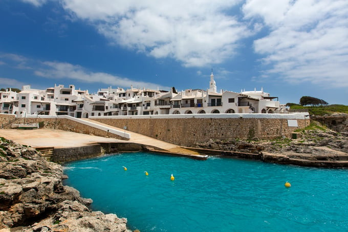 Ngôi làng Binibeca Vell trên đảo Menorca của Tây Ban Nha từ lâu đã trở thành điểm đến thu hút du khách (Ảnh: Volare)