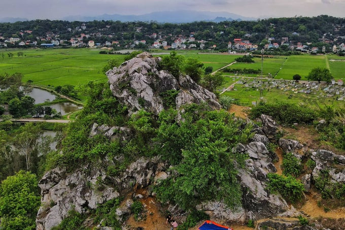 Núi Trầm là một cao nguyên đá xanh giữa lòng Hà Nội, nơi đây được ví với cái tên 