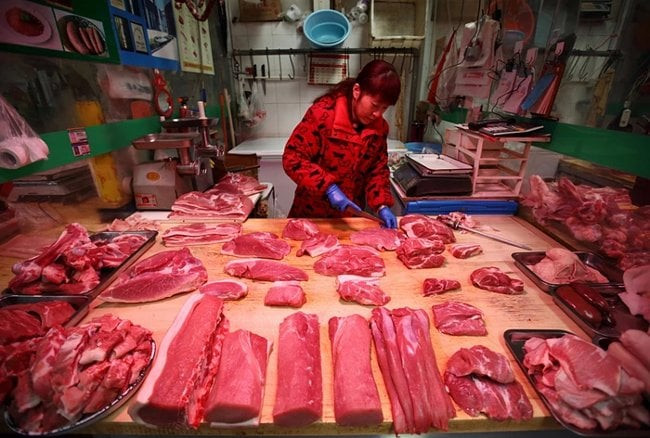 Việc bày thịt lợn trên mặt bàn giúp cho người mua dễ dàng lựa chọn và người bán dễ dàng thực hiện quá trình cắt và chế biến